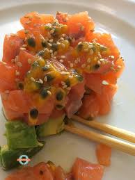 Un secondo piatto buono e leggero adatto anche come antipasto; Tartare Di Salmone Fresco E Avocado O Piatto Del Compromesso La Luna Sul Cucchiaio