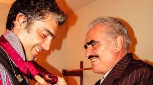 Alejandro Fernández habría presentido la muerte de su padre, Vicente  Fernández, en pleno concierto