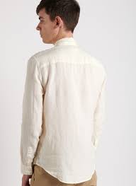 La chemise en lin pour homme est devenue au fil du temps une pièce incontournable du dressing la chemise en lin est particulièrement appréciée des hommes en été pour sa légèreté et son côté. Chemise En Lin Ecru Pour Homme