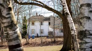 Furtive encounter with the unlocked door