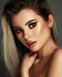 Red posing for the paparazzi 📸