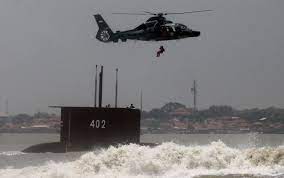 Kapal selam yang masuk dalam jajaran komando armada ii (koarmada ii) surabaya itu hilang kontak saat sedang melaksanakan gladi resik penembakan senjata strategis di perairan selat bali. Pengamat Ungkap Kemungkinan Penyebab Kapal Selam Kri Nanggala 402 Hilang Kontak Pikiran Rakyat Com
