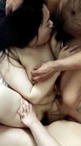 《百度雲泄密》綠帽老公帶著豐滿的老婆,參加淫亂的3P聚會,嗨翻現場 (7)