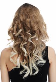 Le balayage blond peut s'effectuer chez votre coiffeur ou coloriste pour obtenir un résultat professionnel. Perucke Lang Locken Mittelscheitel Ombre Balayage Dunkelbraun Blond Platin Modell Tym 1024dress Me Up Der Onlineshop Fur Kostume Perucken Und Accessoires