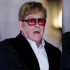 Elton John fue acusado de orinar en una botella de plástico dentro de una  tienda