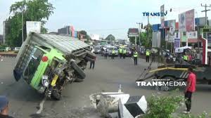 Sopir Mengantuk Truk Terguling Youtube