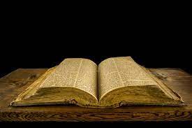 Abra A Biblia Na Mesa Foto De Stock Imagem De Marrom 119285412