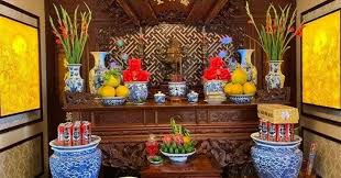 Lọ hoa đặt trên ban thờ bên trái hay ...