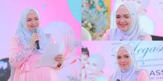 Siti nurhaliza adalah penyanyi idola rakyat malaysia padahal ga cakep2 amat mungkin kerana tak de lagi yang secantik die. 8 Potret Terbaru Siti Nurhaliza Yang Lagi Hamil Anak Kedua Babybump Makin Besar Aura Glowing Curi Perhatian Kapanlagi Com