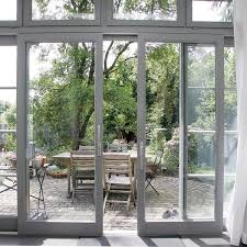 Ein Schritt In Den Verwunschenen Garten Zweiflugelige Graue Hebeschiebetur Als Tor Zur Terrasse Sorpetaler Fensterbau Haus Architektur