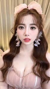 -, 一定要的甜美風 #在逃公主 , #送客造型 , @chichi_0711 超甜膩💕, ||更多作品||,  @karen.lin.hairmakeup , 飾品： @winnie1010923 , 婚禮現場: #享溫馨大寮旗艦館 , #明星 #送客造型推薦  #網美製造機非karen林潼恩莫屬 #新祕界天花板級造型師