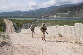 Muchos haitianos emigran a la república dominicana, principalmente para escapar de la pobreza en haití. Republica Dominicana Ya Ha Construido 23 Km De Verja En La Frontera Con Haiti Politica Edicion America Agencia Efe