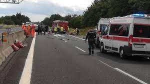 Alle 17.40 di oggi, venerdì 8 novembre, la coda è arrivata a 8 chilometri, in aumento. Incidente Sull A1 4 Morti Autostrada Chiusa In Entrambi I Sensi La Repubblica