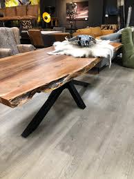 prachtige boomstamtafel living edge van mokana meubelen eetkamertafel pallet tuinmeubilair interieur woonkamer
