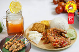 Memang terliur membayangkan sambal pauh ni. 5 Fakta Unik Ayam Gepuk Pak Gembus Yang Omzetnya Sampai Rp 14 M Per Bulan Kumparan Com