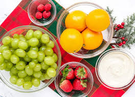 Fruit christmas tree tray by kitchen fun with my 3 sons. Christmas Fruit Platter An Easy Holiday Fruit Wreath Keeping The Peas