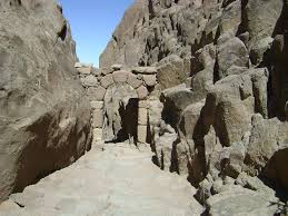 هنا أمر الله تعالى موسى اخلع نعليك إنك بالوادي المقدس