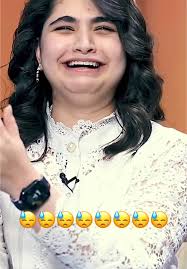 مقطع طريف للفنانة سارة اوس وحوار بينها وبين والدتها حول العيديات