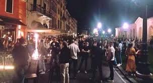 Sempre questa notte, a san donato milanese, i militari sono intervenuti per disperdere un assembramento. Movida Da Matti Nel Primo Weekend Di Fase 2 Assembramenti Da Milano A Napoli I Governatori Pronti A Chiudere Di Nuovo