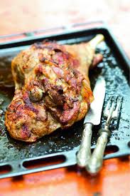 Gigot D Agneau Occitan Pique D Anchois Et Haricots Blancs Aux Olives Par Julie Andrieu Recette En 2020 Julie Andrieu Cuisson Du Gigot Recette De Chef