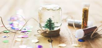 Beim zuschauen, wie sich kunstschnee oder glitter im glas legen, beruhigt es sich. Schneekugel Selber Machen Mit Destilliertem Wasser Und Babyol