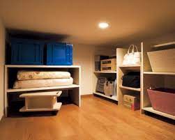 部屋に収納がない そんなときに役立つのが屋根裏収納です そこで今回は 屋根裏を快適な収納空間にしてしまう方法を実例と共にご紹介します あなたの屋根裏もおしゃれにたっぷり収納できる空間へチェンジ 屋根裏収納 収納 屋根裏 小屋裏収納 階段