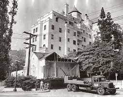 Transporting A House Along Narrow Marmont Lane Behind The Chateau Marmont Hotel Los Angeles February 15 1950 Chateau Marmont Los Angeles Hotels Los Angeles