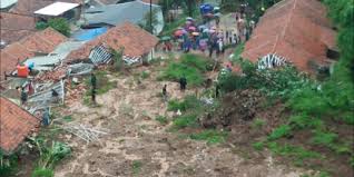 Menurut deden, pada hari ke sepuluh operasi pencarian korban yang diduga masih tertimbun material berdasarkan data sementara, jumlah korban meninggal dunia saat ini masih tercatat 32 orang. Diduga Karena Pelapukan Batuan Ini 6 Fakta Bencana Longsor Di Cimanggung Sumedang Merdeka Com
