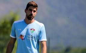 Luan peres (à gauche) sous le maillot de santos au duel avec carlos tévez ©maxppp selon les informations de la provence, le central de santos luan peres est attendu en début de semaine. Reforco Do Flu Luan Peres Virou Zagueiro Apos Improviso Na Base Lance