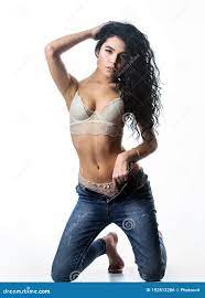 Modelo Deseable. Apto Y Sexy. Seductora Rizada. Una Dama De Honor Se Desnuda.  Mujer De Pelo Largo Y Curvo De Encaje Foto de archivo 