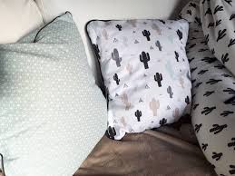 On Ne M Arrete Pluuuus Apres Le Coussin D Allaitement Je Me Suis Attaquee Aux Coussins Du Canape Byebye Le Noir Moche Bed Pillows Pillow Cases Pillows