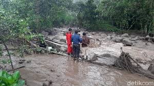 Pamijahan bogor diterjang banjir bandang, warga panik selamatkan diri. 64rg2pv5gzeupm