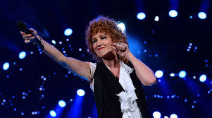 Cambia la mia faccia cambia cambia la mia testa, il mio punto di vista la mia opinione sulle cose e sulla gente cambia del tutto o non cambia. Fiorella Mannoia In Concert At The Augusteo Theater In Naples With His Tour Staff Napolike It