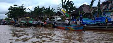 Para jamaah haul guru sekumpul ke15 lewat jalur sungai. Tren Baru Hadiri Haul Naik Klotok Headline9 Com