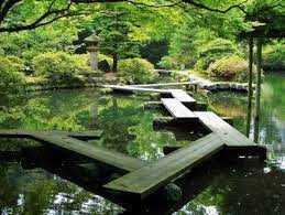 Jaaninojan Ylitse Pystyy Kulkemaan Seikkailupoukaman Luona Astinkivia Koysirataa Ja Kaiteilla Varustettua Siltaa Pitkin Japanese Garden Garden Garden Bridge