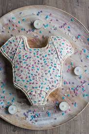 Süße geschenke für babys einfach online bestellen. Babyshower Torte In Stramplerform Schon Bei Dir By Depot