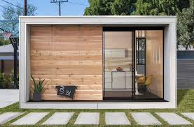 budget friendly plus hus prefab tiny dwelling goes up in a few days maison design minuscule maison moderne maison prefabriquee