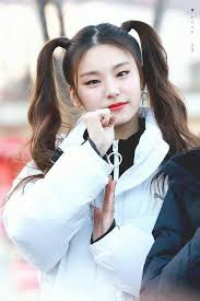 Itzy Yeji Mini Fan Meeting Music Center 190309 Yeji Itzy Selebritas