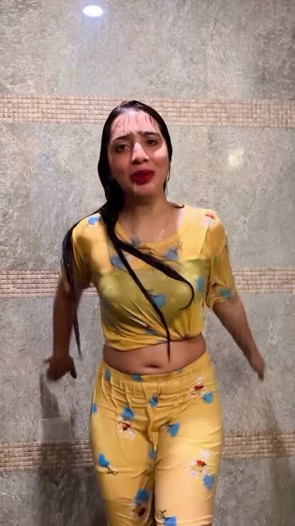 Ye chand koi deewana hai #actress #bollywood #indian #pyar #dialogue  #trending #sexy #foryoupage #fyp #foryou #viralmyvideoplztiktok #trending  #viraltiktok #tiktokusa #girlfriend #Queen #lucknow #fypp ...