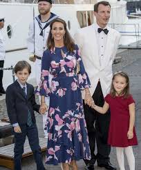 Federico y mary de dinamarca con sus hijos christian, isabel, vicente y josefina celebrando el cuarto domingo de adviento 2020. Quien Es Quien En La Familia Real Danesa Familias Reales Realeza Princesas