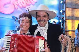 1 de 2 a gaiteira berenice azambuja em uma das inúmeras apresentações no galpão crioulo, da rbs tv — foto: Berenice Azambuja Os 3 Xirus E Renato Borghetti Fazem A Festa No Especial De Natal Do Galpao Crioulo Galpao Crioulo Gshow