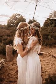 Gleichgeschlechtliche Strand Hochzeit Mit Den Fussen Im Sand In 2020 Strandhochzeit Regen Hochzeit Hochzeit