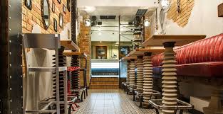 Arredamento creativo idee di arredo idee creative arredamento riciclato mobili in metallo idee di arredamento divano di pneumatici mobili da arredamento arredamento. Come Arredare Un Bar Con Materiale Di Riciclo Aprire Un Bar