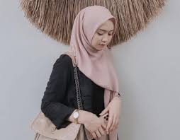 Kedua warna ini cukup baik dalam menyatu dalam sebuah balutan busana yang sama dan memberikan kesan yang anggun. 8 Warna Hijab Yang Cocok Untuk Kulit Sawo Matang