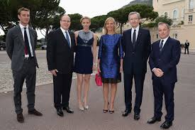 Bernard arnault, ceo von lvmh, der mann hinter einigen der weltweit führenden luxuslabels, wurde offiziell zum reichsten mann frankreichs ernannt. Fashion Show Louis Vuitton Women S Cruise Gala De