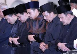 Elizabeth is married to the duke of edinburgh and her heir is prince charles. Happy 64th Birthday Your Majesty Brunei Lifestyle