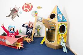 Raumfahrt Im Kinderzimmer So Baut Man Eine Space Rakete Aus Karton Karton Basteln Kinderbasteleien Astronauten Geburtstag