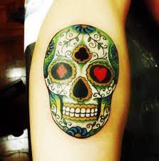 On poursuit en cet fin d'après midi nos articles sur le thème des modèles de tattoos les plus populaires dans les salons de tatoueurs avec un nouveau dessin très à la mode. 1001 Idees Tatouage Tete De Mort Mexicaine Qui Vivra Calavera