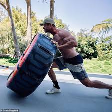 The official facebook page for chris hemsworth news! Chris Hemsworth Offers Six Weeks Of Free Access To His Fitness App En24 World