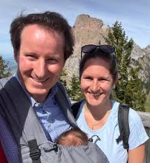 Erste Frühlingswanderung mit der kleinen Julia, die morgen ihren  8-wöchigen-Geburtstag feiert. Allen ein sonniges und erholsames Wochenende!  #ValeriaGeissbühler #ThomasAeschi